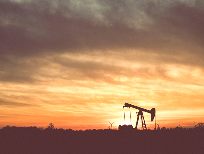 Le pétrole tombe à son plus bas niveau en une semaine avant le rapport de l'Agence américaine de l'énergie